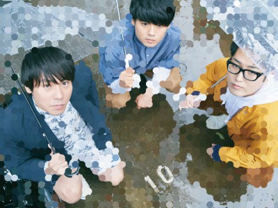 画像：3ピースギターロックバンド「SAKANAMON」アー写。左から藤森元⽣（Vo/G）、森野光晴（B）、木村浩⼤（Dr）