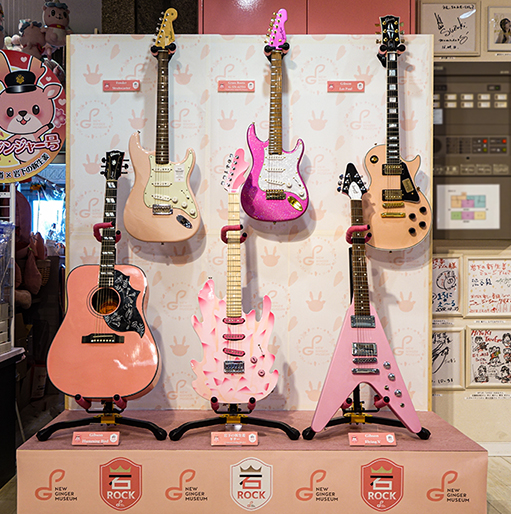 画像：6周年記念！ピンクのギター6本展示
