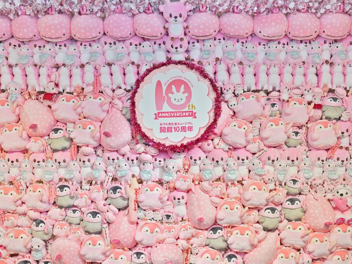 画像:ぬいぐるみの壁と10周年ロゴパネル