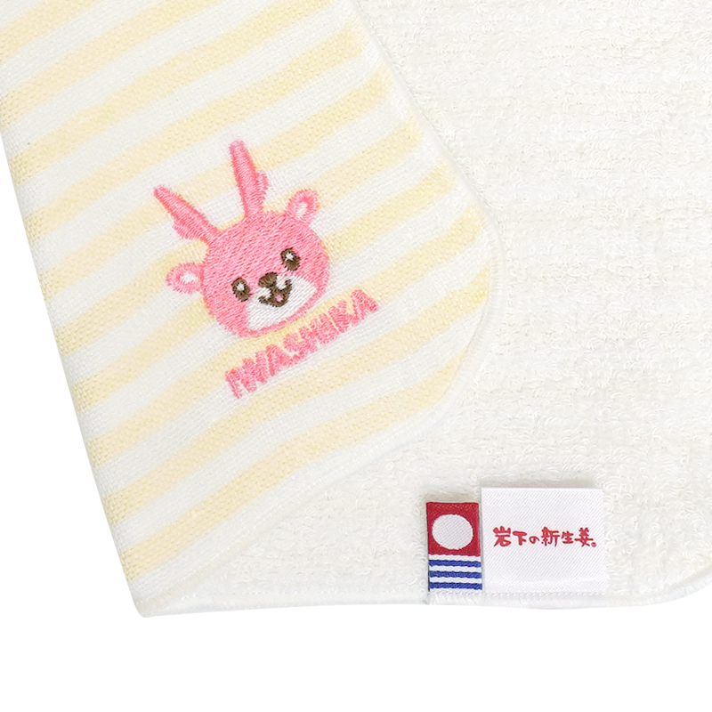 画像:イワシカちゃん刺繍部アップ(イエローボーダー)/今治タオルブランドマーク(織ネーム)/岩下の新生姜タグ