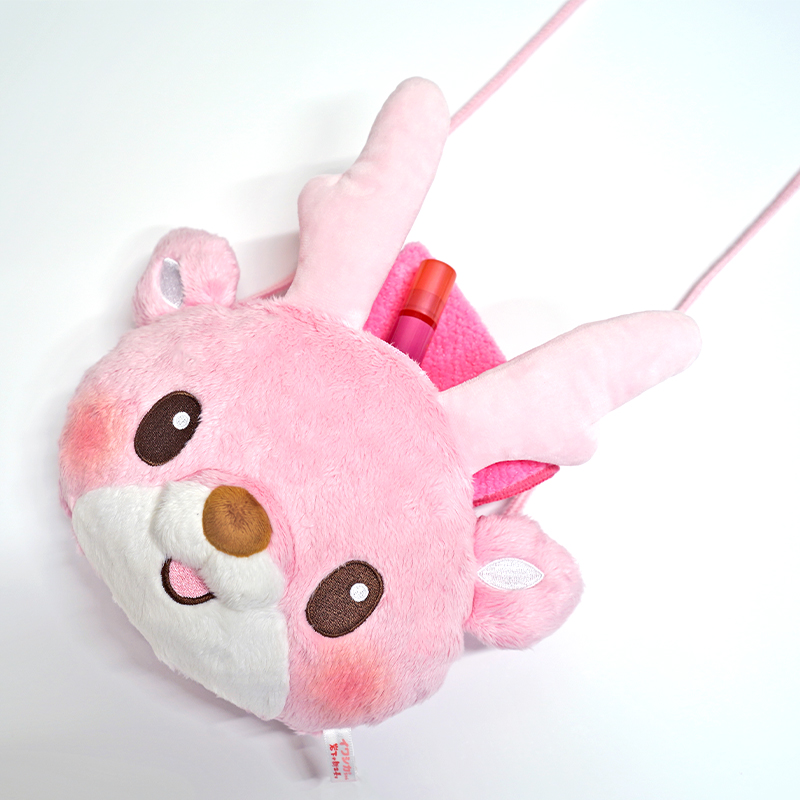 画像:「イワシカちゃんぬいぐるみポシェット」使用イメージ