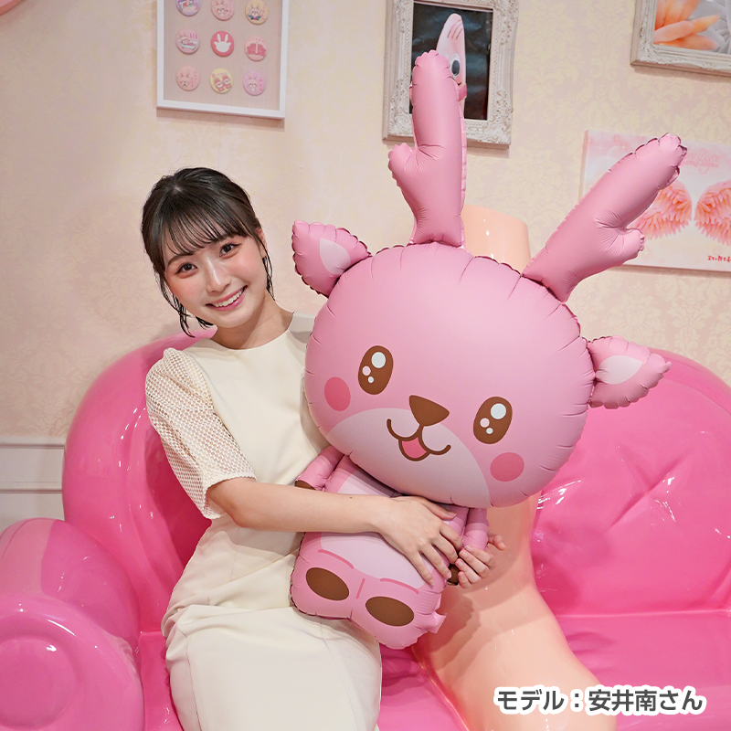 画像:「イワシカちゃんダイカットバルーンBIG」を抱いた安井南さん