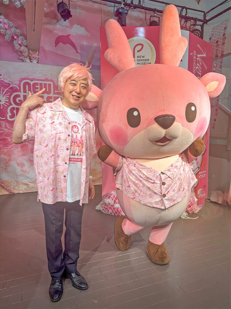 画像：岩下社長（身長164cm、XLサイズ着用）とイワシカちゃん